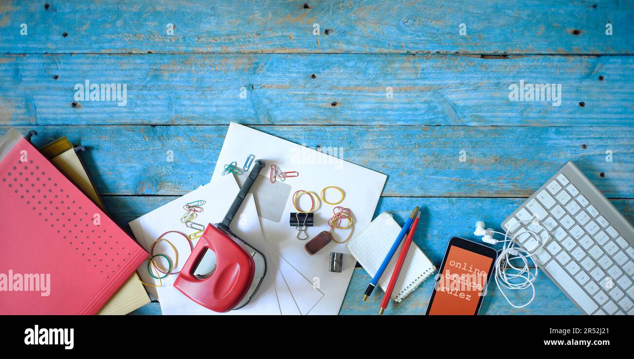Altes und neues Büromaterial, online arbeiten, Büro online, Geschäftskonzept Stockfoto