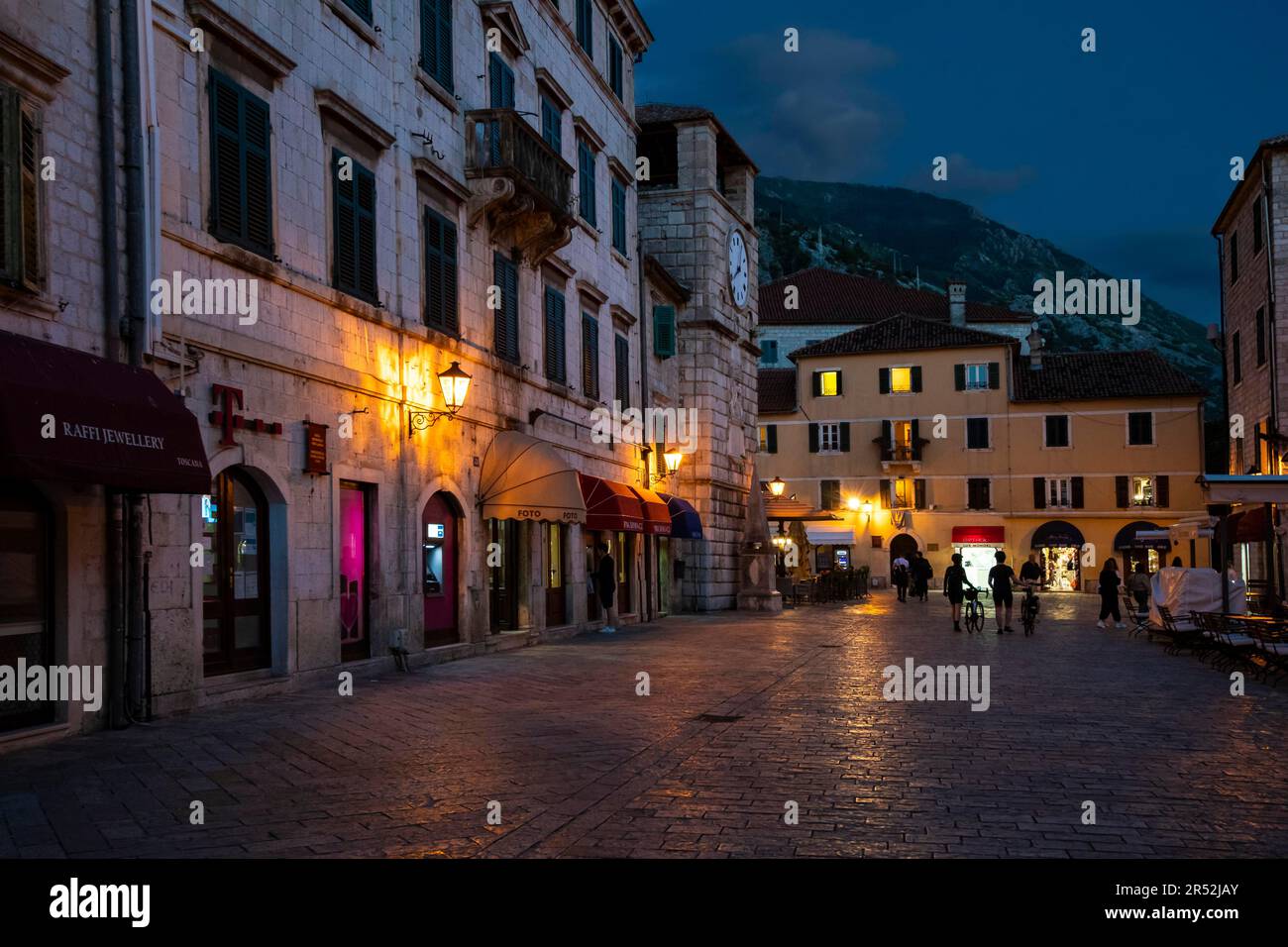 Historische Plätze und Gassen am Abend, OD-Oruzja-Platz Altstadt von Kotor, Bucht von Kotor, Montenegro Stockfoto