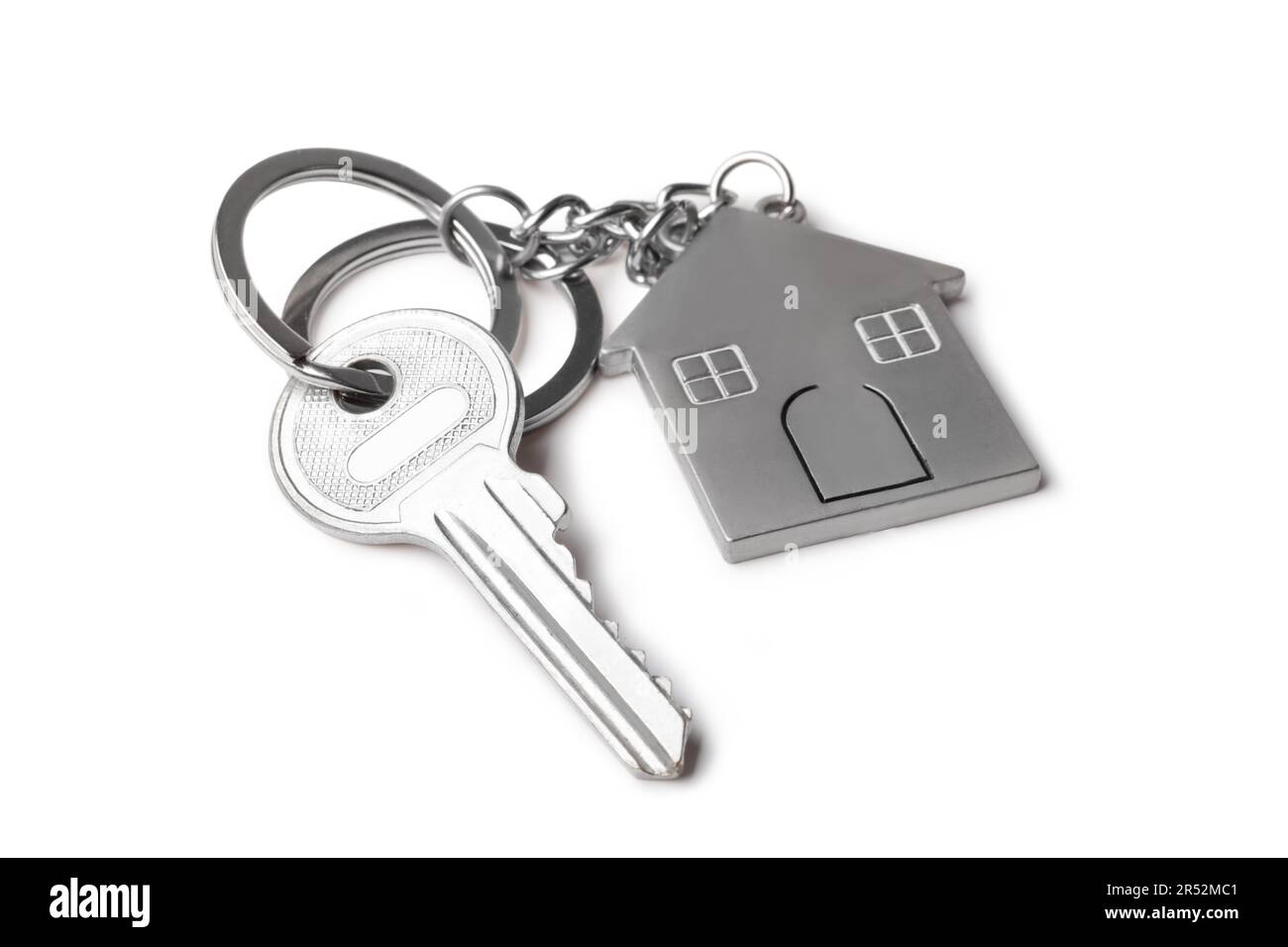 Hausschlüssel und Schlüsselanhänger auf weißem Hintergrund Stockfoto