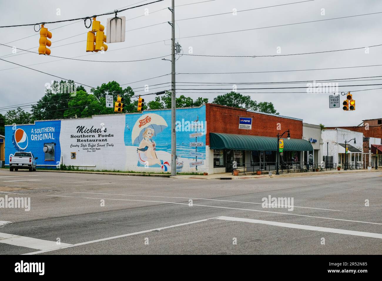 Kleine Unternehmen auf der Hauptstraße in der amerikanischen Kleinstadt Brantley, Alabama, USA. Stockfoto
