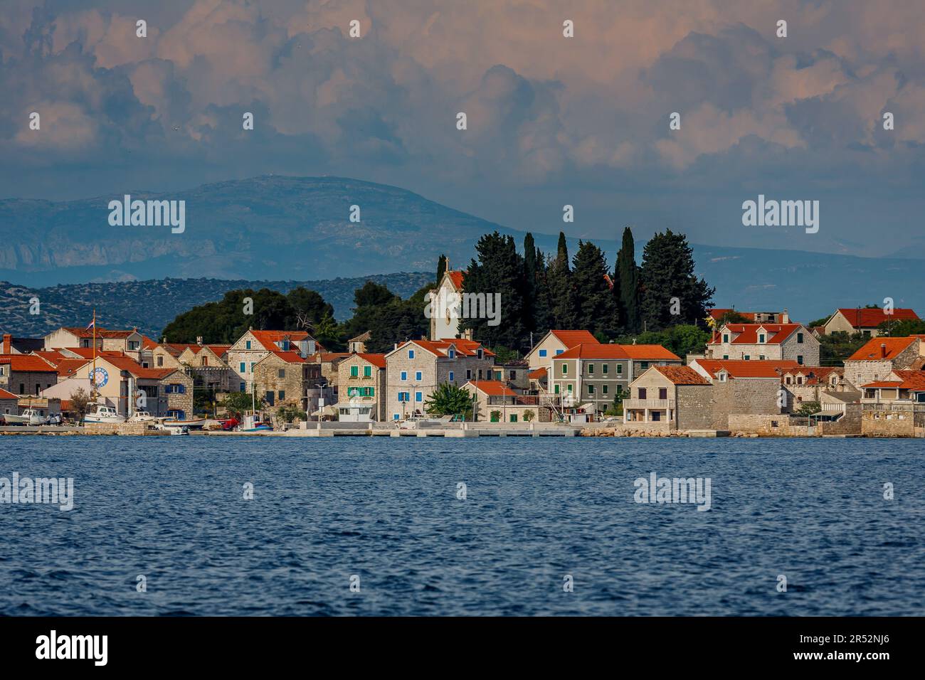 Split, Kroatien. 07. Mai 2023. Blick auf Prvic Sepurine, ein Ort auf der Insel Prvic, in der Nähe von Vodice, Kroatien am 7. Mai 2023. Foto: Zvonimir Barisin/PIXSELL Credit: Pixsell/Alamy Live News Stockfoto