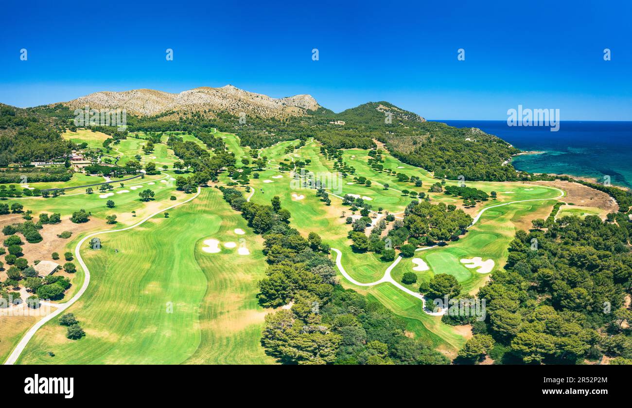 Grüner Golfplatz in der Nähe von Berg und Meer, Luftblick Stockfoto