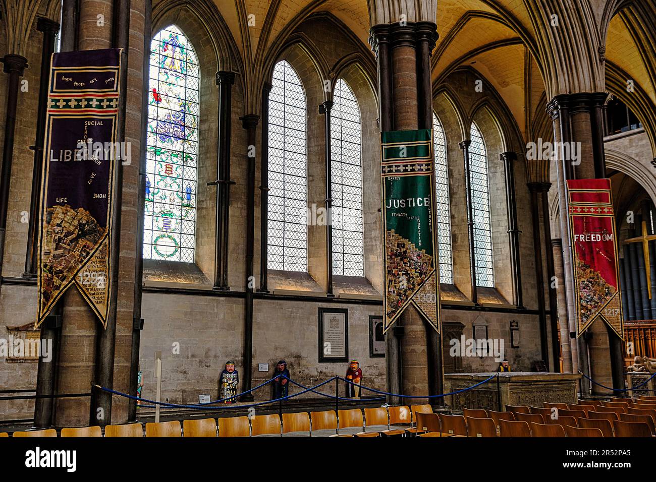 Dekoration zum Jahrestag der Magna Charta, Salisbury Cathedral, Salisbury, Wiltshire, England, Großbritannien Stockfoto