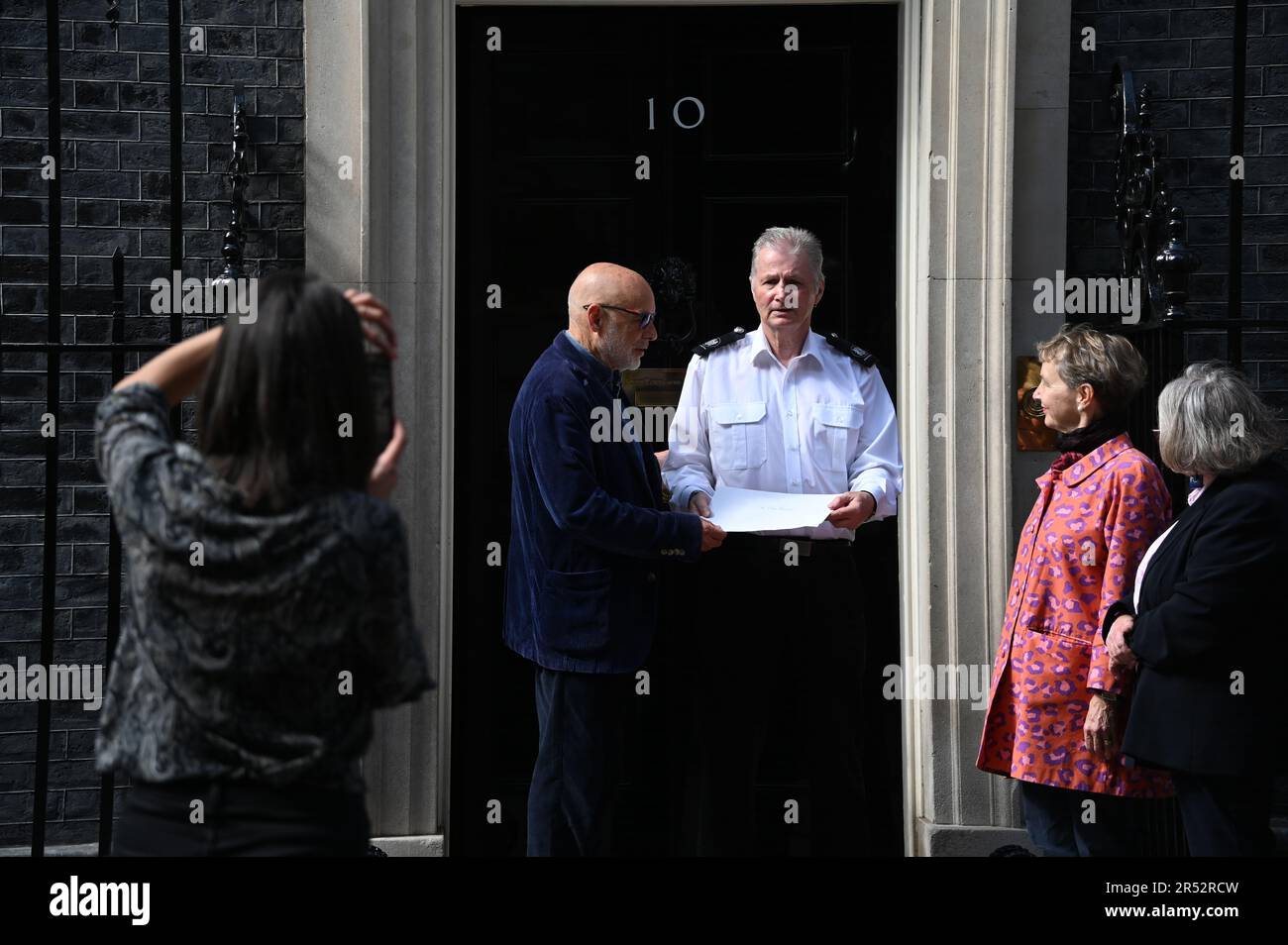 Downing Street, London, Großbritannien. 31. Mai 2023. Die Kriegskoalition Lindsey German, Shelly Asquith und Kate Hudson von der CND soll keinen Brief an Nr. 10 Downing Street aushändigen, in dem sie zu Frieden und Verhandlungen in der Ukraine aufruft. Draußen fordern einige Dutzend ukrainische Konterparteien den Krieg stoppen Frieden und Verhandlungen mit der Ukraine. Während die Ukrainer schreien, stoppt den Krieg in der Ukraine. Wie ist es logisch, sich gegen die Koalition "Stop the war" zu stellen, die Frieden und Verhandlungen mit der Ukraine fordert? Kredit: Siehe Li/Picture Capital/Alamy Live News Stockfoto