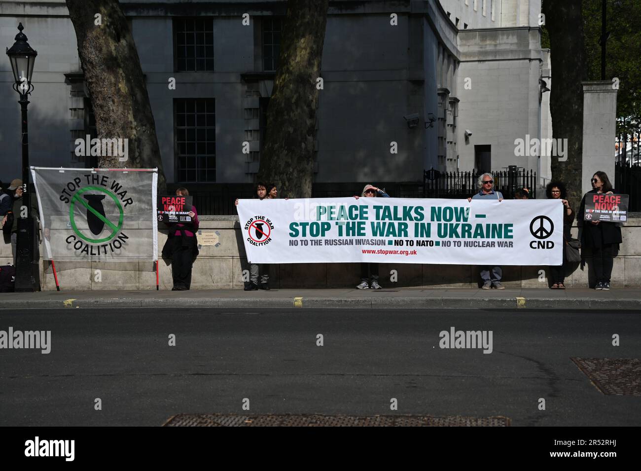 Downing Street, London, Großbritannien. 31. Mai 2023. Die Kriegskoalition Lindsey German, Shelly Asquith und Kate Hudson von der CND soll keinen Brief an Nr. 10 Downing Street aushändigen, in dem sie zu Frieden und Verhandlungen in der Ukraine aufruft. Draußen fordern einige Dutzend ukrainische Konterparteien den Krieg stoppen Frieden und Verhandlungen mit der Ukraine. Während die Ukrainer schreien, stoppt den Krieg in der Ukraine. Wie ist es logisch, sich gegen die Koalition "Stop the war" zu stellen, die Frieden und Verhandlungen mit der Ukraine fordert? Kredit: Siehe Li/Picture Capital/Alamy Live News Stockfoto