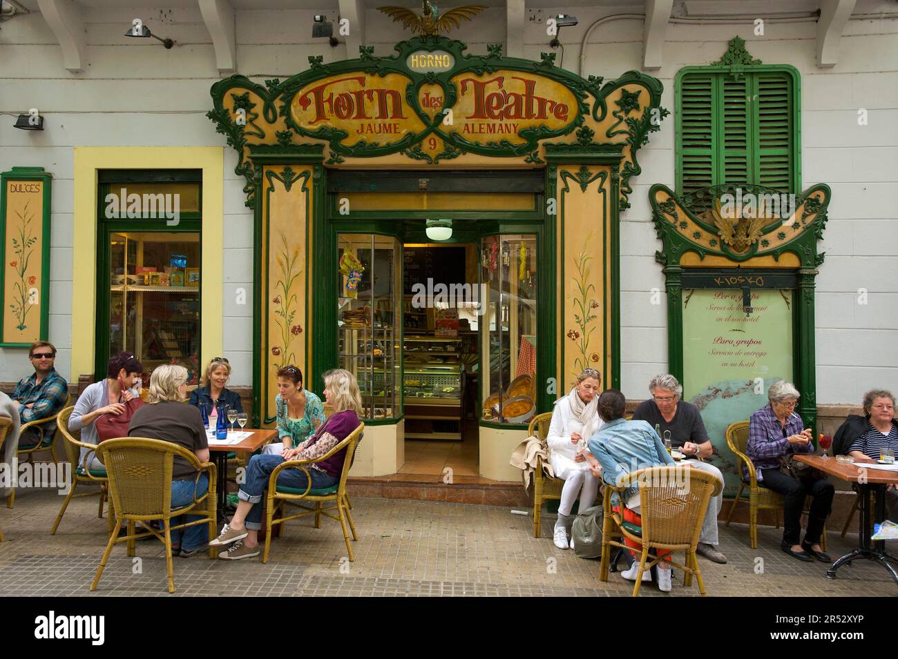 Bäckerei und Café „Forn de Teatro“, Palma de Mallorca, Mallorca, Balearen, Spanien, Gäste Stockfoto