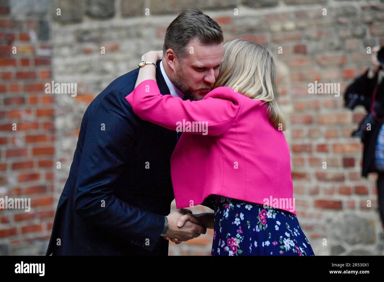 Oslo, Norwegen 20230531.Außenminister Gabrielius Landsbergis aus Litauen begrüßt Außenminister Anniken Huitfeldt bei seiner Ankunft im Schloss Akershus zum Abendessen während des informellen Treffens der Außenminister der NATO in Oslo. Foto: Rodrigo Freitas / NTB / POOL Stockfoto