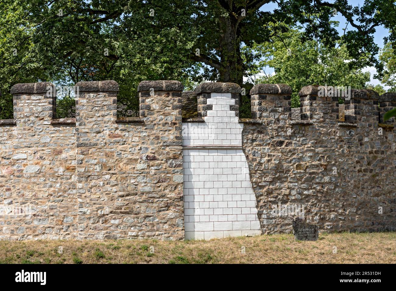 Wehr-Mauer, verputzte Wand aus Naturstein mit bemalten Steinaschern, Saalburger römisches Fort, rekonstruierte Kohortenfestung, Museum, archäologischer Park Stockfoto