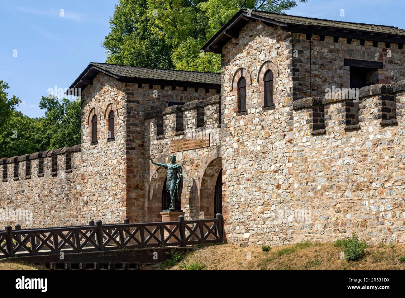 Haupttor, Porta Praetoria mit Bronzestatue des Kaisers Antoninus Pius, Saalburg römisches Fort, rekonstruierte Kohortenfestung, Museum, archäologischer Park Stockfoto