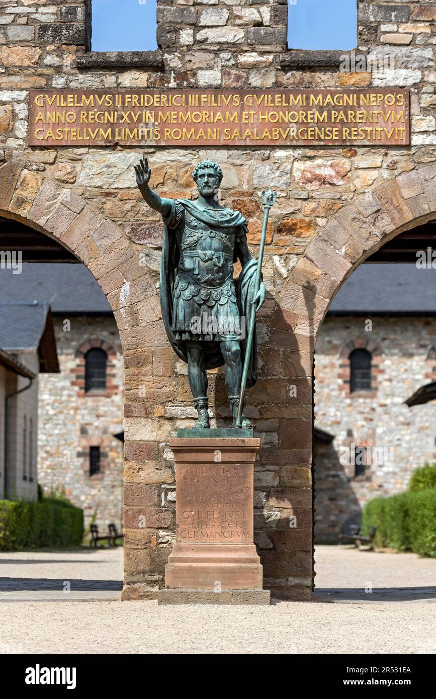 Haupttor, Porta Praetoria mit Bronzestatue von Kaiser Antoninus Pius, Plakette mit Inschrift für Wilhelm II, Saalburg römisches Fort, rekonstruiert Stockfoto