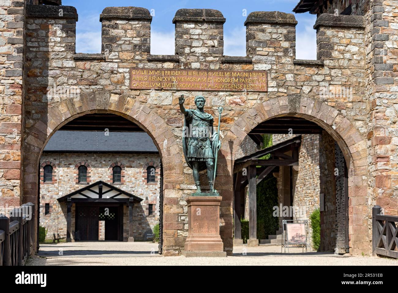 Haupteingang, Porta Praetoria mit Bronzestatue von Kaiser Antoninus Pius, Plakette mit Inschrift für Wilhelm II, auf der Rückseite große Halle, Basilika Stockfoto