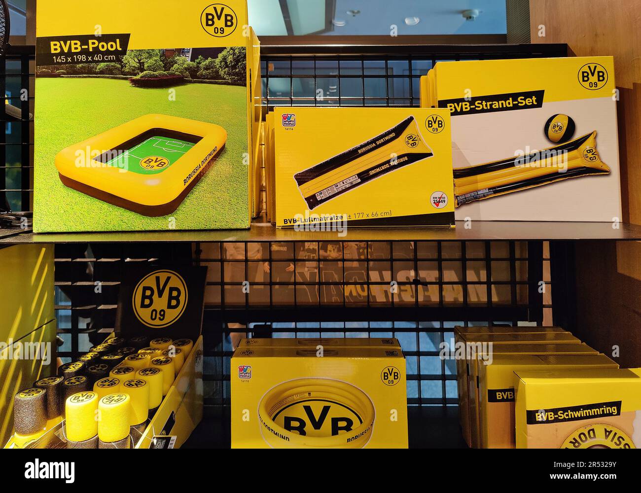 Fanartikel in einem Fanshop in Borussia Dortmund, Dortmund, Ruhrgebiet,  Nordrhein-Westfalen, Deutschland Stockfotografie - Alamy