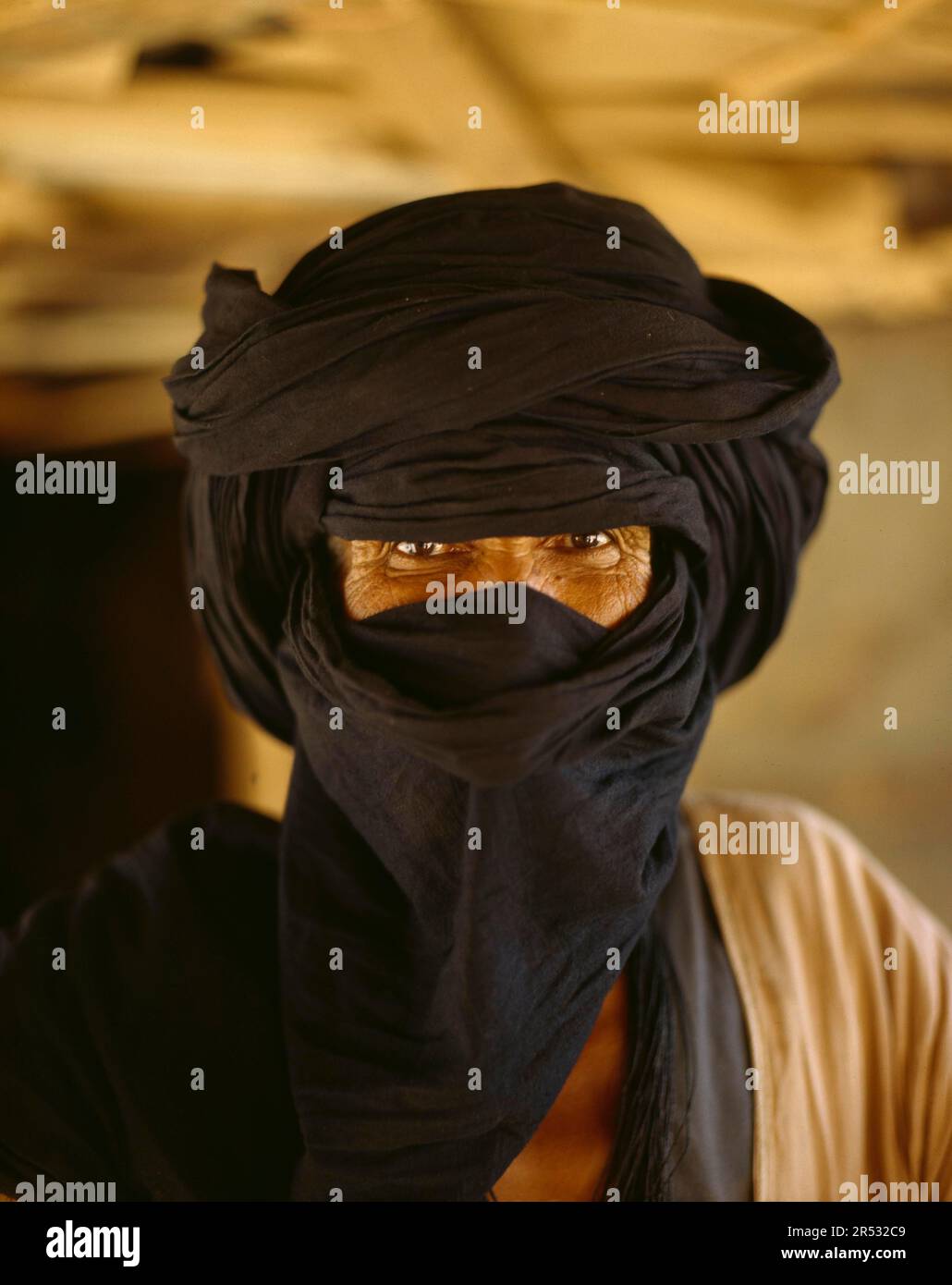Die Frechheit des Tuareg ist Wind- und Sonnenschutz. In der Vergangenheit wurden auch die üblichen Razzien in der weiten Sahara in Nordafrika getarnt Stockfoto