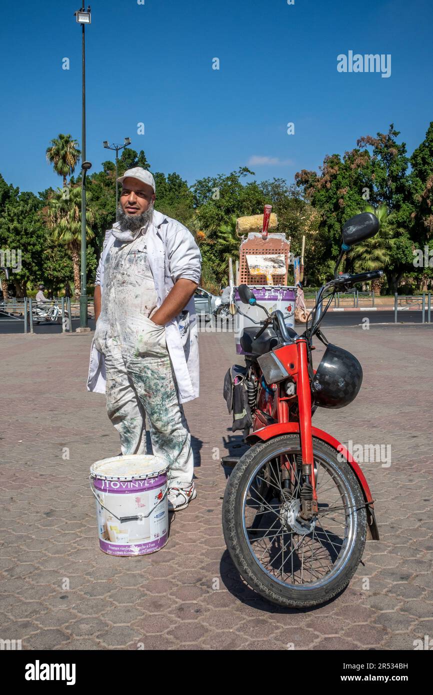 Ein Tagesarbeiter wartet auf Arbeit außerhalb von Bab Doukkala, Marrakesch, Marokko Stockfoto