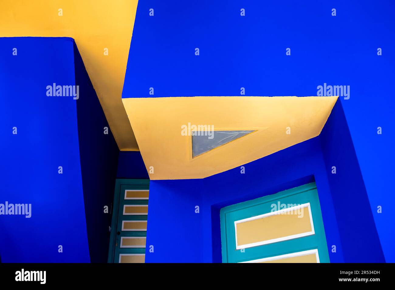 Bemalte kubistische Villa in Jardin Majorelle, Marrakesch, Marokko Stockfoto