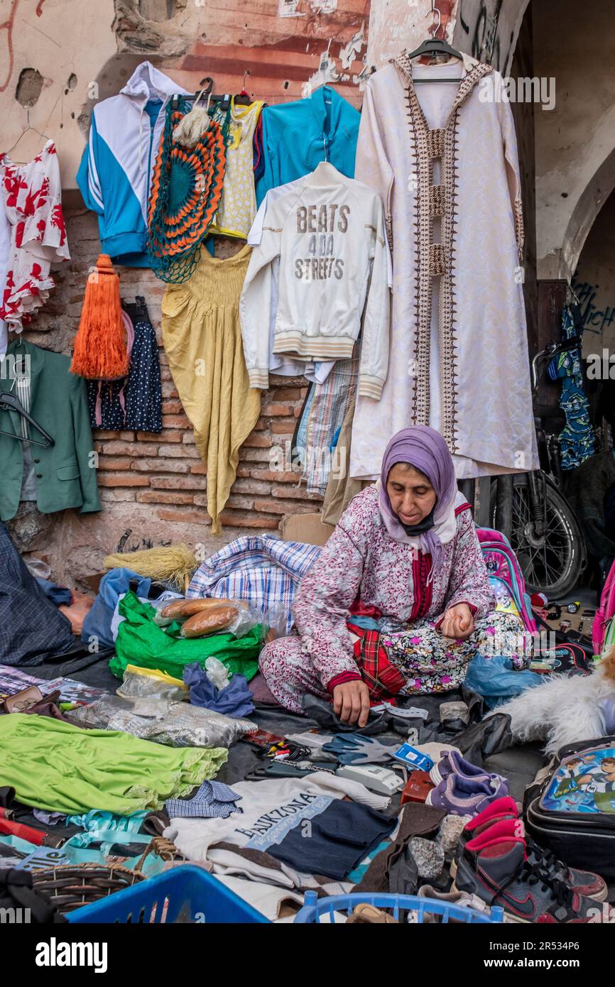 Kleiderstand auf dem Souk el Khemis Flohmarkt, Marrakesch, Marokko Stockfotografie