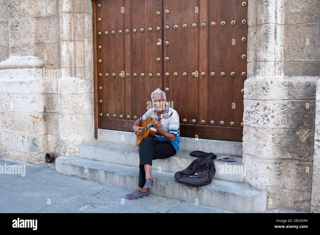 Der kubanische Musiker singt und spielt seine Gitarre auf der Straße in Havanna, Kuba Stockfoto