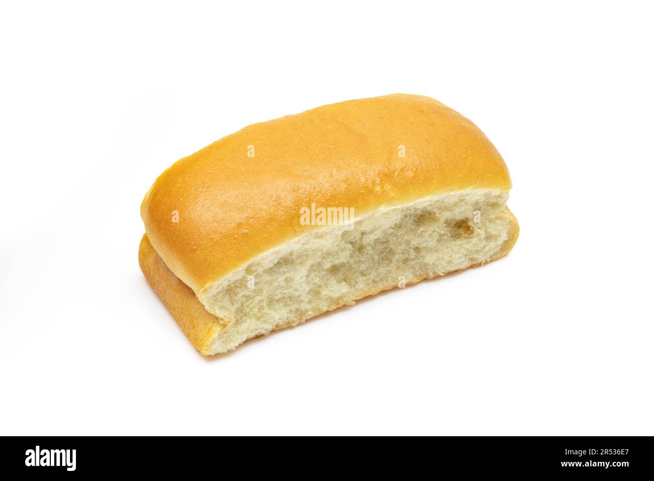 Einzelnes weiches, milchiges Brötchen. Brioche goldenes Gebäck isoliert auf weißem Hintergrund Stockfoto