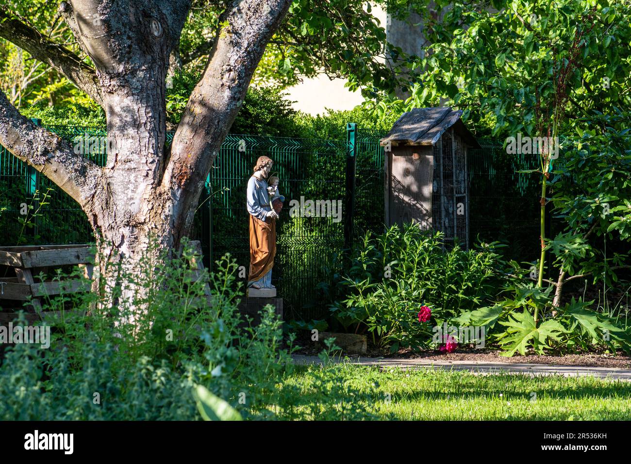 Wo die Zeit still steht - Entdecken Sie eine versteckte Oase des Friedens und der Ruhe in einem Klostergarten Stockfoto