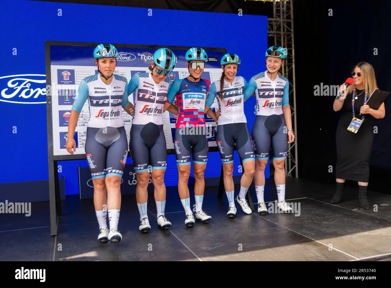 Trek Segafredo Teamfahrer vor dem RideLondon Classique Stage 3 UCI Women's World Tour Radrennen auf den Straßen im Zentrum von London, Großbritannien. Stockfoto