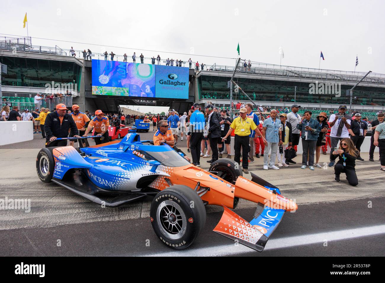 INDIANAPOLIS, INDIANA, VEREINIGTE STAATEN - 2023/05/28: Crew des Rennfahrers Chip Ganassi Racing Driver Scott Dixon (9) aus Neuseeland, der mit dem Auto von der Gasoline Alley vor der 2023 Indy 500 auf dem Indianapolis Motor Speedway in Indianapolis eine Rennstrecke fährt. Stockfoto