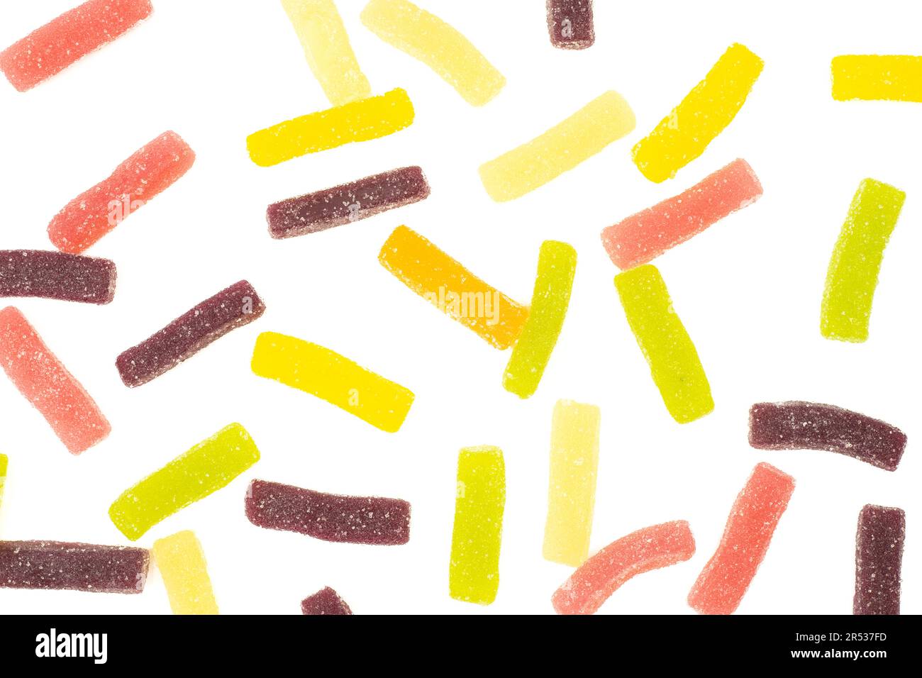 Gelee-Gummiwürmer auf weißem Hintergrund isoliert. Verstreute Süßigkeiten mit Zucker Stockfoto