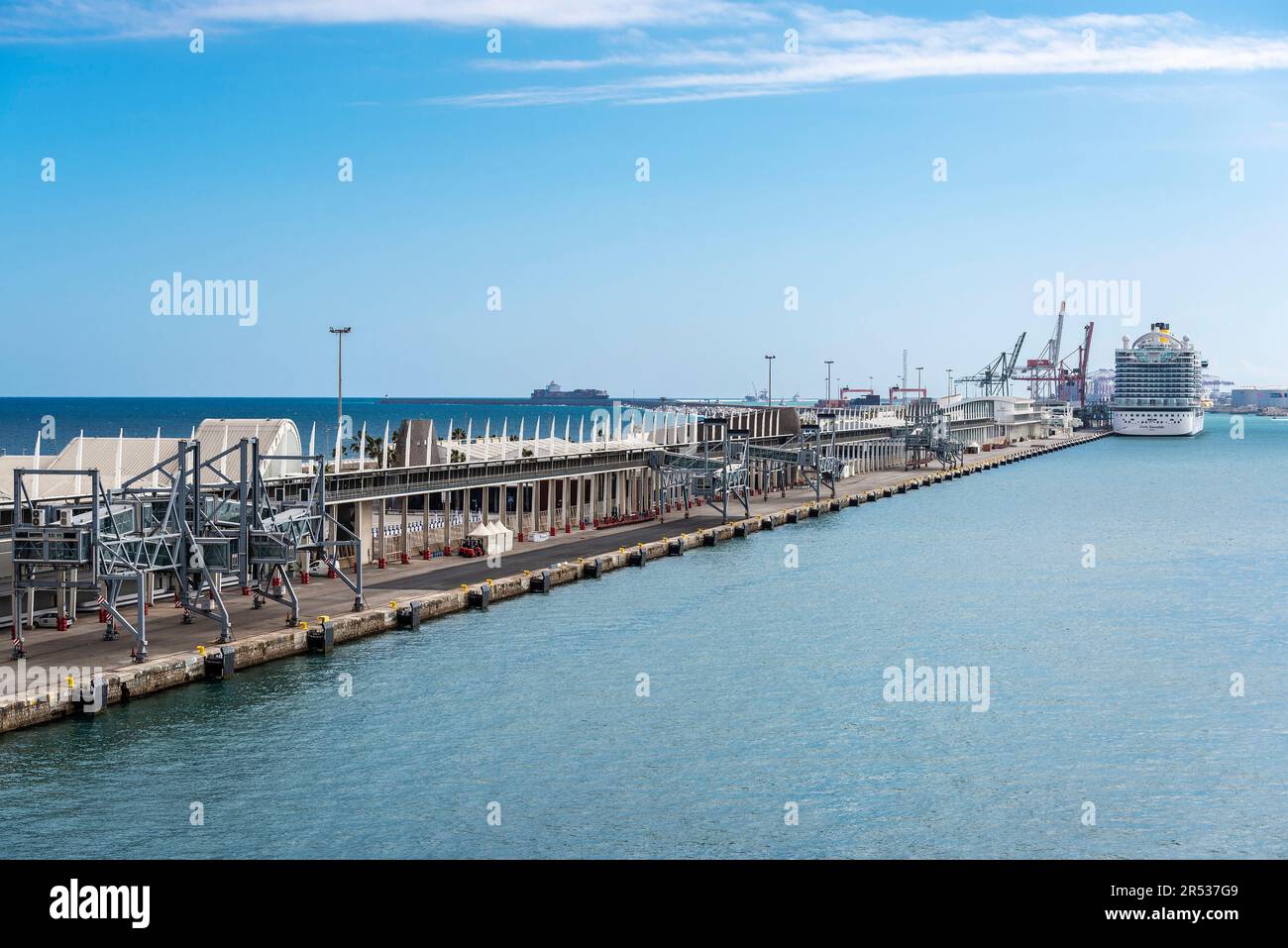Barcelona, Spanien - 17. April 2023: Kreuzfahrtanleger mit einem Schiff  namens Costa Smeralda im Hafen von Barcelona, Katalonien, Spanien  Stockfotografie - Alamy