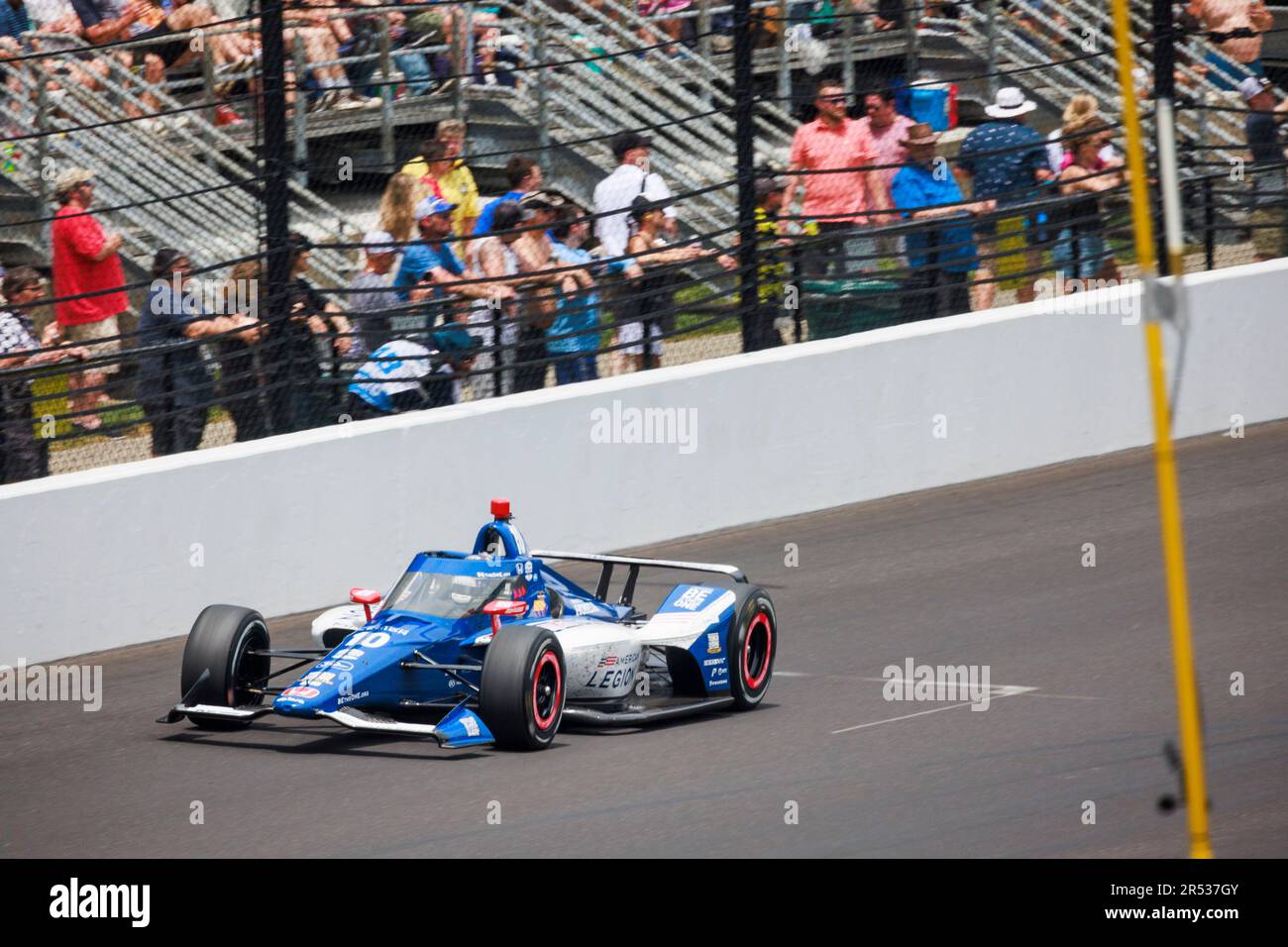 INDIANAPOLIS, INDIANA, USA - 2023/05/28: Chip Ganassi Rennfahrer Álex Palou (10) aus Spanien fährt während des 2023 Indy 500 auf dem Indianapolis Motor Speedway in Indianapolis. Stockfoto