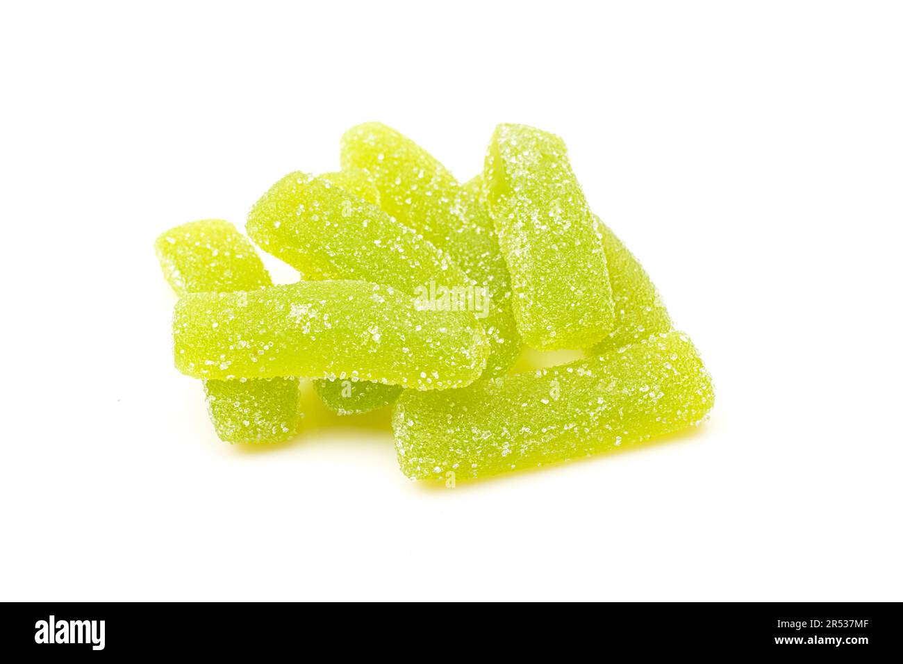 Ein Haufen grüner Süßigkeiten, isoliert auf weißem Hintergrund. Kaugummiwürmer behandeln Stockfoto