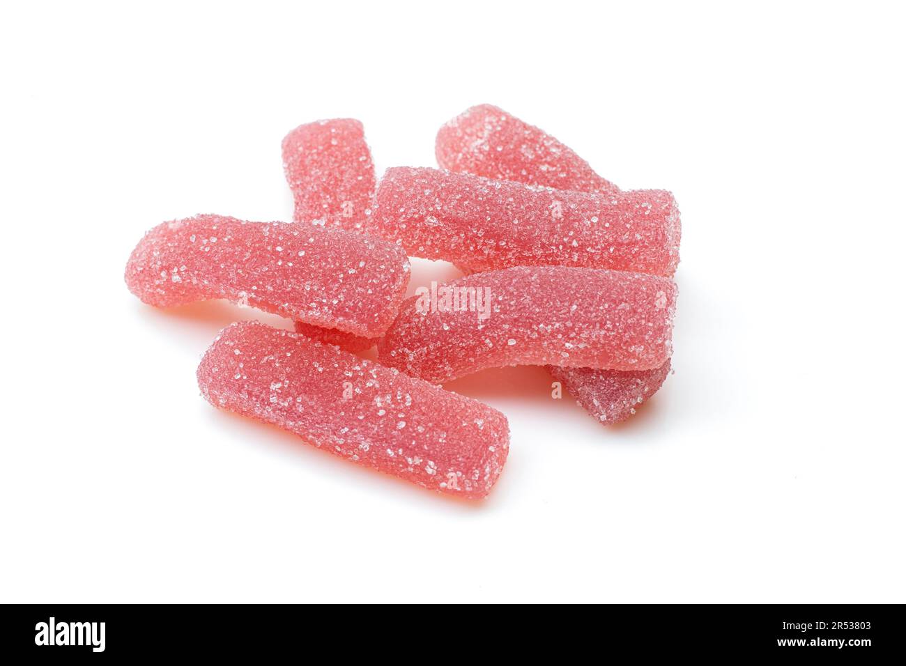 Ein Haufen roter Süßigkeiten, isoliert auf weißem Hintergrund. Kaugummiwürmer behandeln Stockfoto