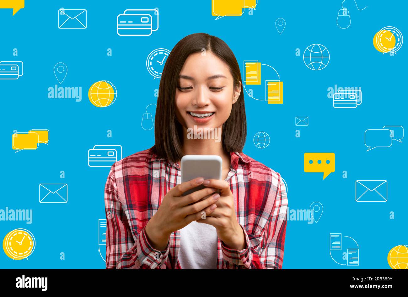 Lächelnde asiatische Frau mit Telefon über verschiedene digitale Weltsymbole Stockfoto