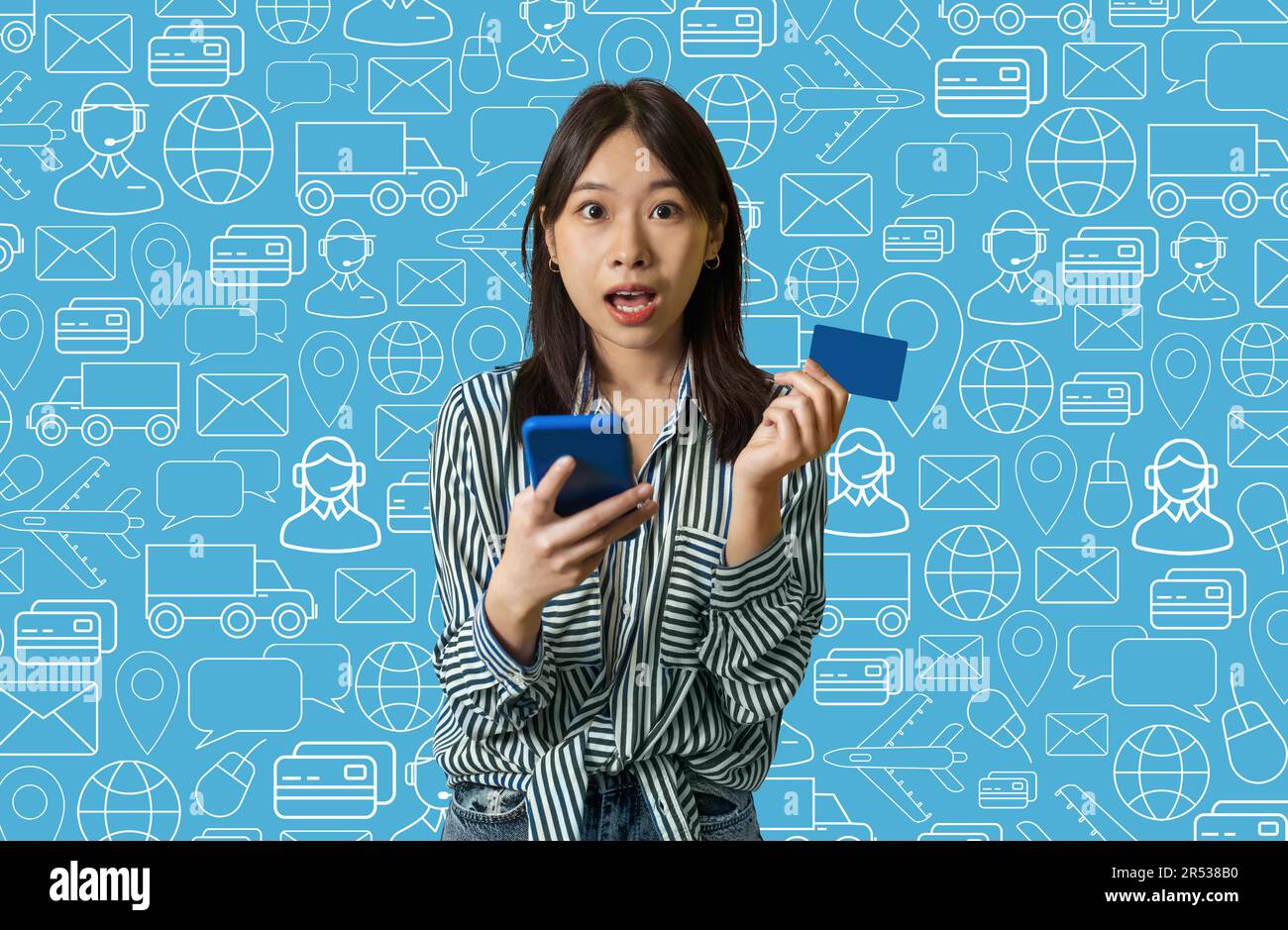 Schockierte junge asiatische Frau, die online bezahlt, mit Smartphone, Collage Stockfoto