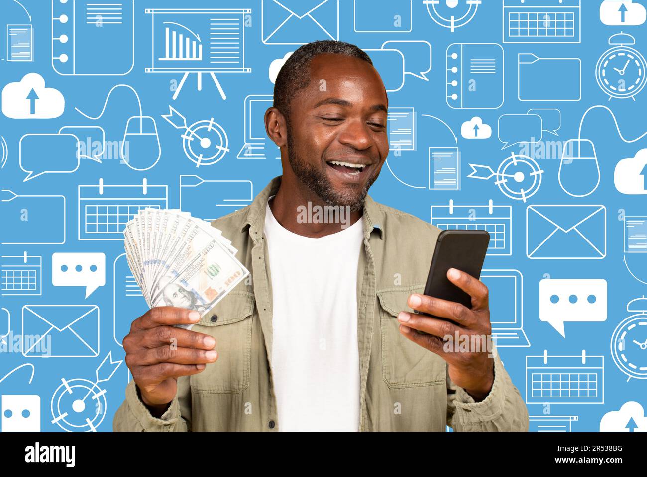 Glücklicher Schwarzer mit KI-basierter Finanzanwendung auf Smartphone Stockfoto