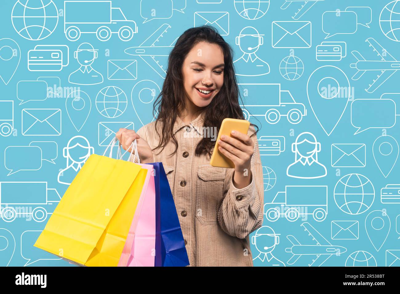 Fröhliche junge Frau, die online ein Paket zum Aufspüren von Shopahilicen hat, Collage Stockfoto