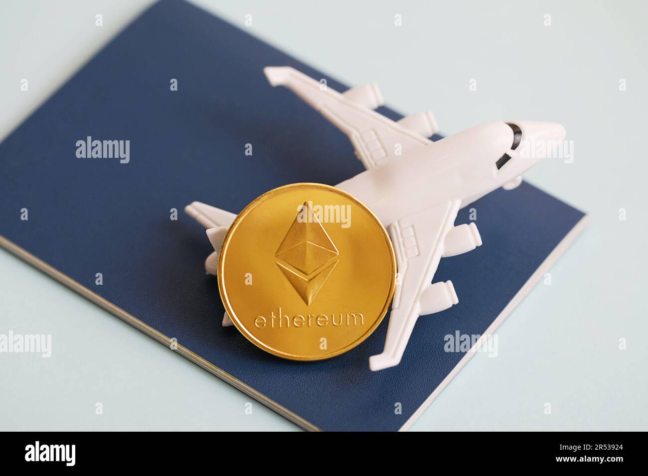 Ethereum-Münze, Flugzeug, Pass. Nicht fungibler Token, Reisekonzept, NFT. Kryptowährung Geschäftskonzept. Stockfoto