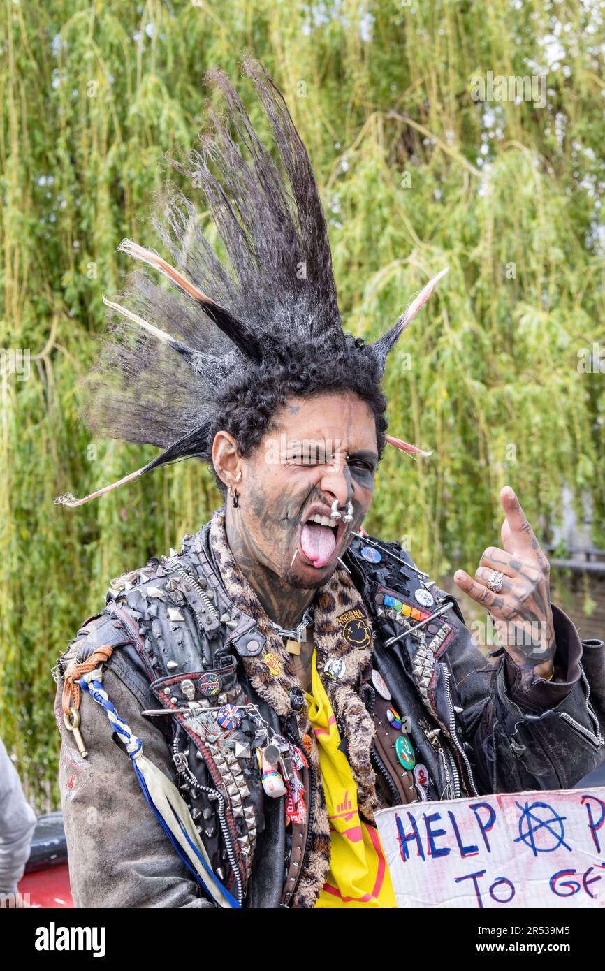 London, Großbritannien - 17. Mai 2023: Der Mann der Punk-Subkultur und eine vielfältige und weithin bekannte Vielfalt an Ideologien, Mode und anderen Ausdrucksformen, visuell Stockfoto