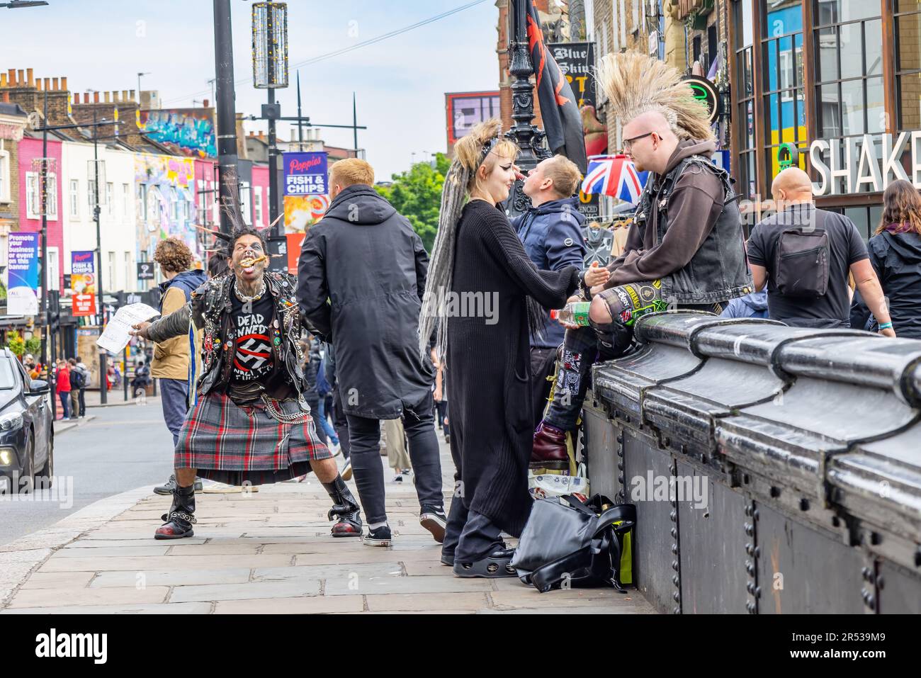 London, Vereinigtes Königreich - 17. Mai 2023: Menschen der Punk-Subkultur und vielfältige und weithin bekannte Ideologien, Mode und andere Formen des Ausdrucks, VIS Stockfoto