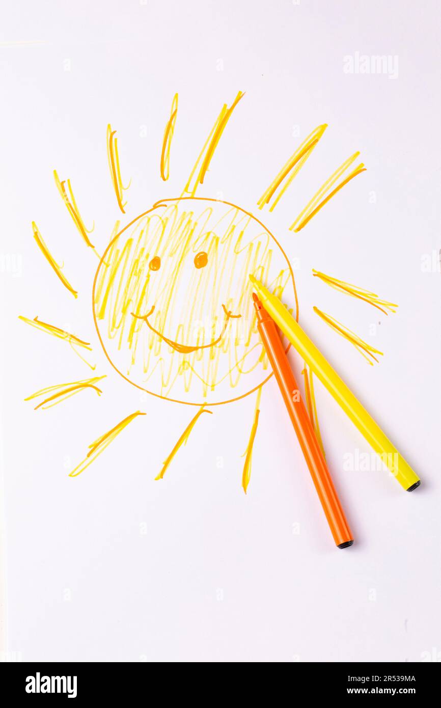 Smiley Sun auf Papier mit farbigen Farben Stockfoto