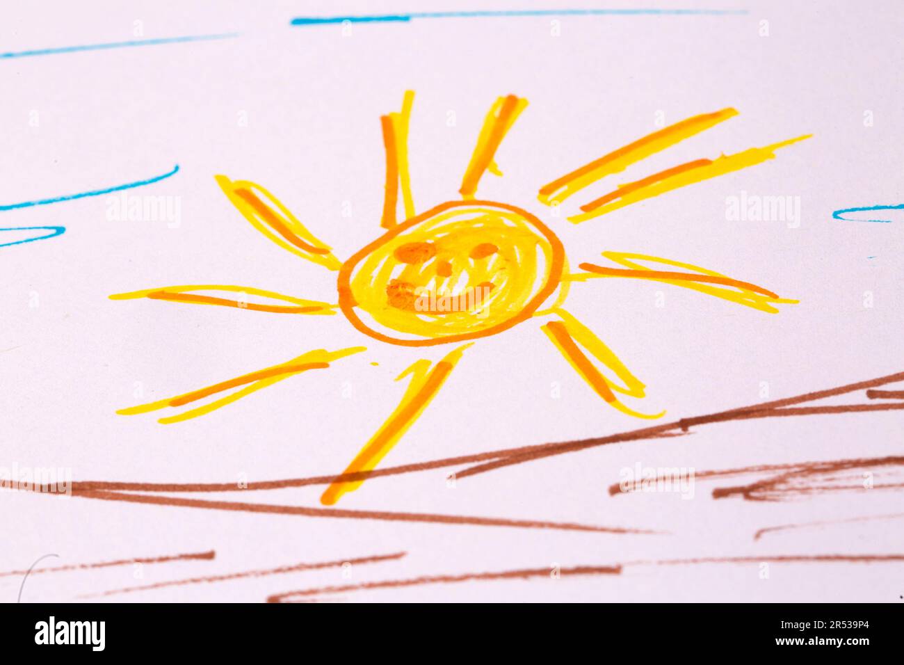 Smiley Sun auf Papier mit farbigen Farben Stockfoto