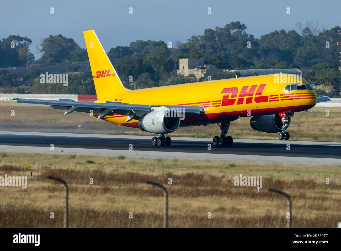 DHL (European Air Transport - EAT) Boeing 757-28A(PCF) (REG: D-ALET) kurz vor der Landung. Stockfoto