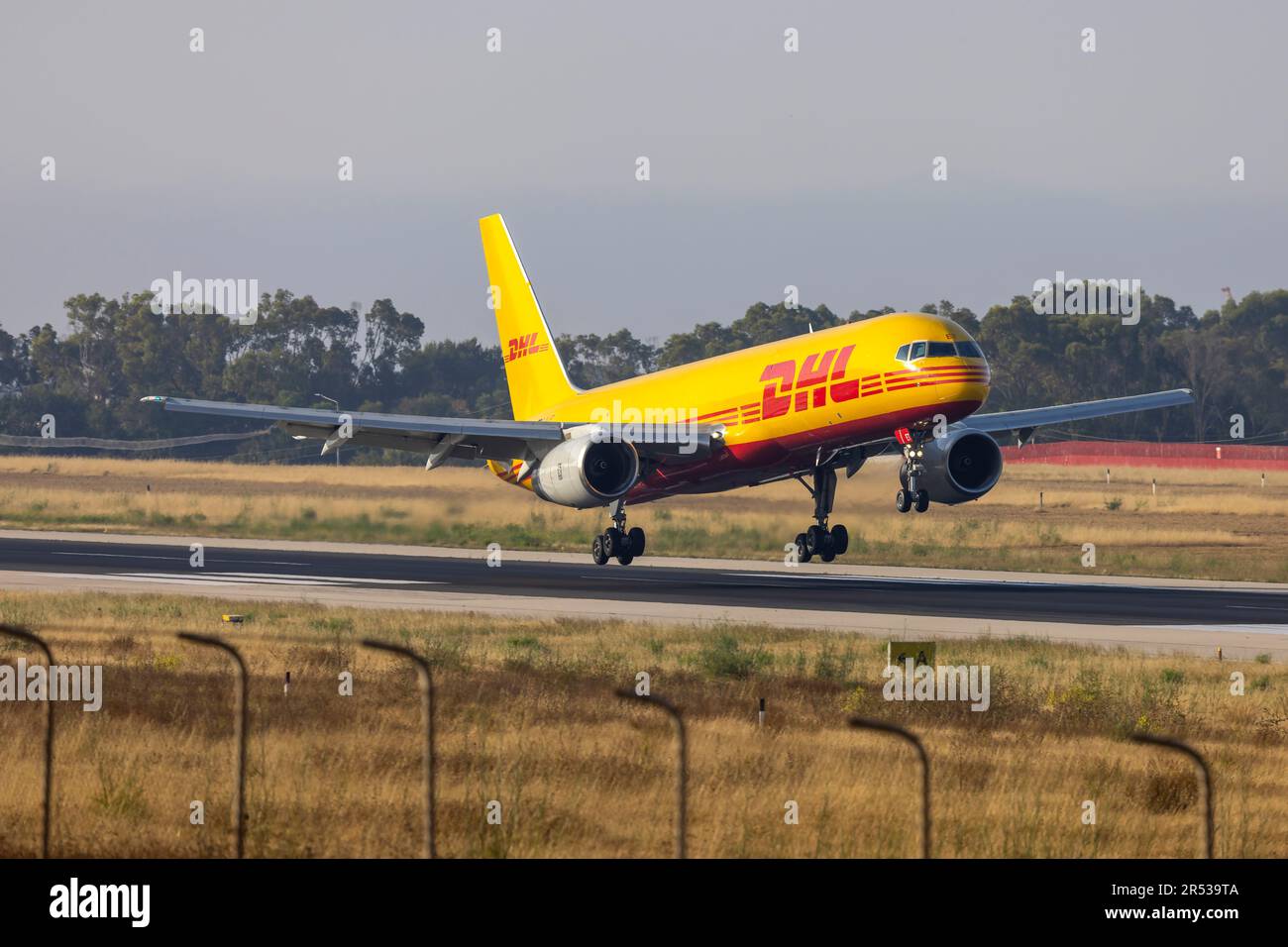 DHL (European Air Transport - EAT) Boeing 757-28A(PCF) (REG: D-ALET) kurz vor der Landung. Stockfoto