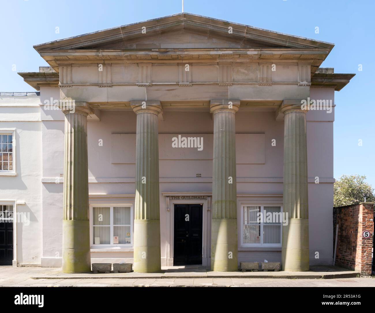 Portico des gelisteten Beverley Guildhall, East Yorkshire, England, Großbritannien Stockfoto