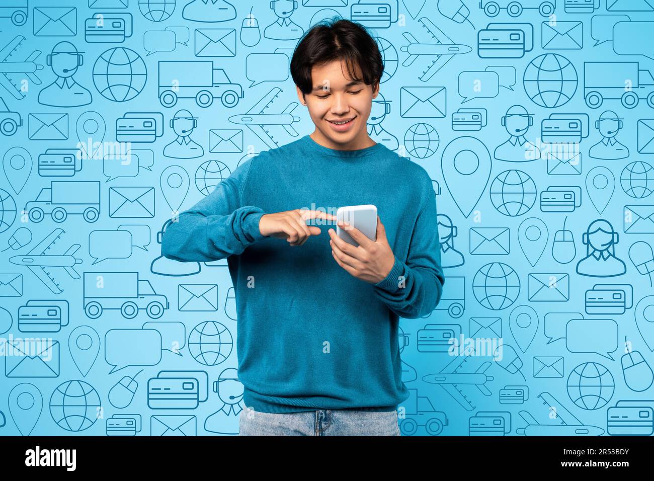 Ein glücklicher junger koreaner, der sein Paket per Telefon verfolgt Stockfoto