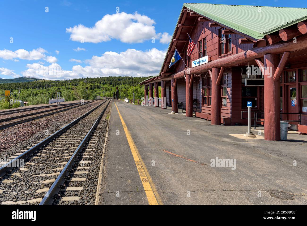 Amtrak-Bahnhof - Frühlingsmorgendlicher Blick auf den Bahnsteig eines Amtrak-Bahnhofs im East Glacier Park Village, außerhalb des Glacier-Nationalparks, MT. Stockfoto