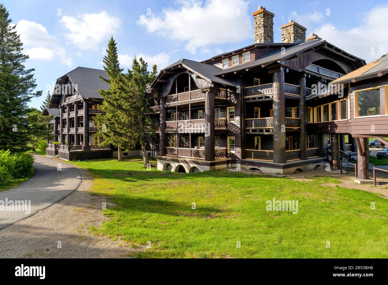 South Building - Frühlingsvormittag mit Blick auf das südliche Zusatzgebäude der historischen Glacier Park Lodge außerhalb des Glacier National Park, MT, USA. Stockfoto