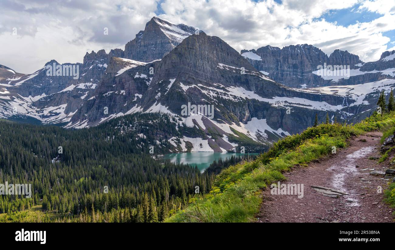 Spring Mountains - Panoramablick auf Mt. Gould, Angel Wing und Grinnell Lake an einem stürmischen Frühlingsabend. Many Glacier, Glacier-Nationalpark, MT, USA. Stockfoto