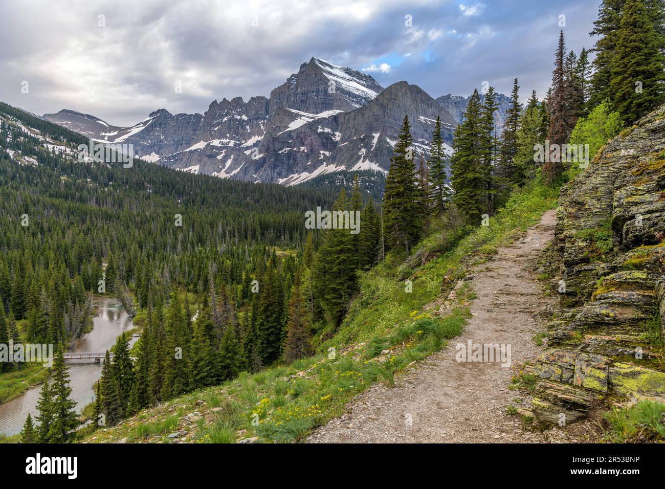 Grinnell Glacier Trail - Ein stürmischer Frühlingsabend mit Blick auf die Klippen des Grinnell Glacier Trail, Many Glacier, Glacier National Park, Montana, USA. Stockfoto