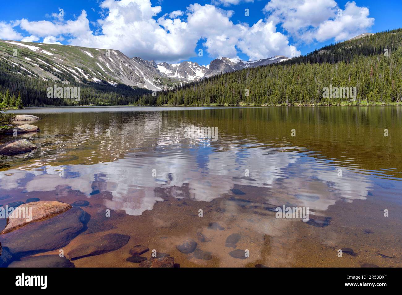 Long Lake – Indische Gipfel spiegeln sich an einem sonnigen Frühlingsmorgen im kristallklaren Long Lake wider. Indian Peaks Wilderness, Colorado, USA. Stockfoto