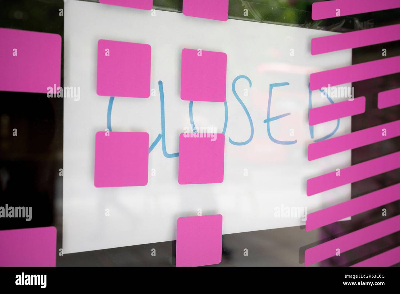 Pinkfarbene Linien am Fenster eines geschlossenen Einzelhandelsgeschäfts in der City of London, dem Finanzviertel der Hauptstadt, am 31. Mai 2023 in London, England Stockfoto