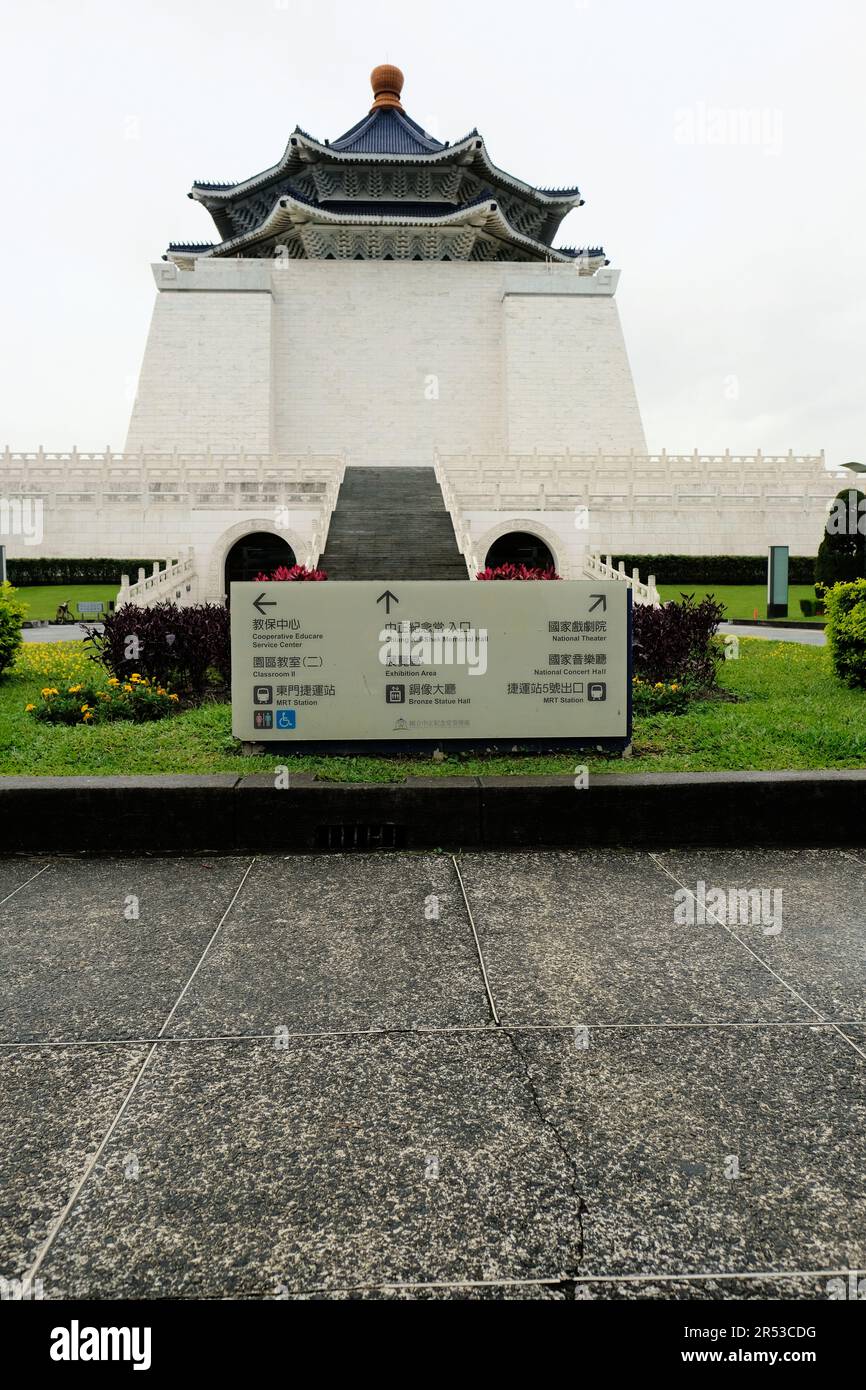 Chiang Kai-Sheck Memorial Hall mit Schild in Richtung verschiedener Sehenswürdigkeiten wie der National Concert Hall; Taipei, Taiwan. Stockfoto